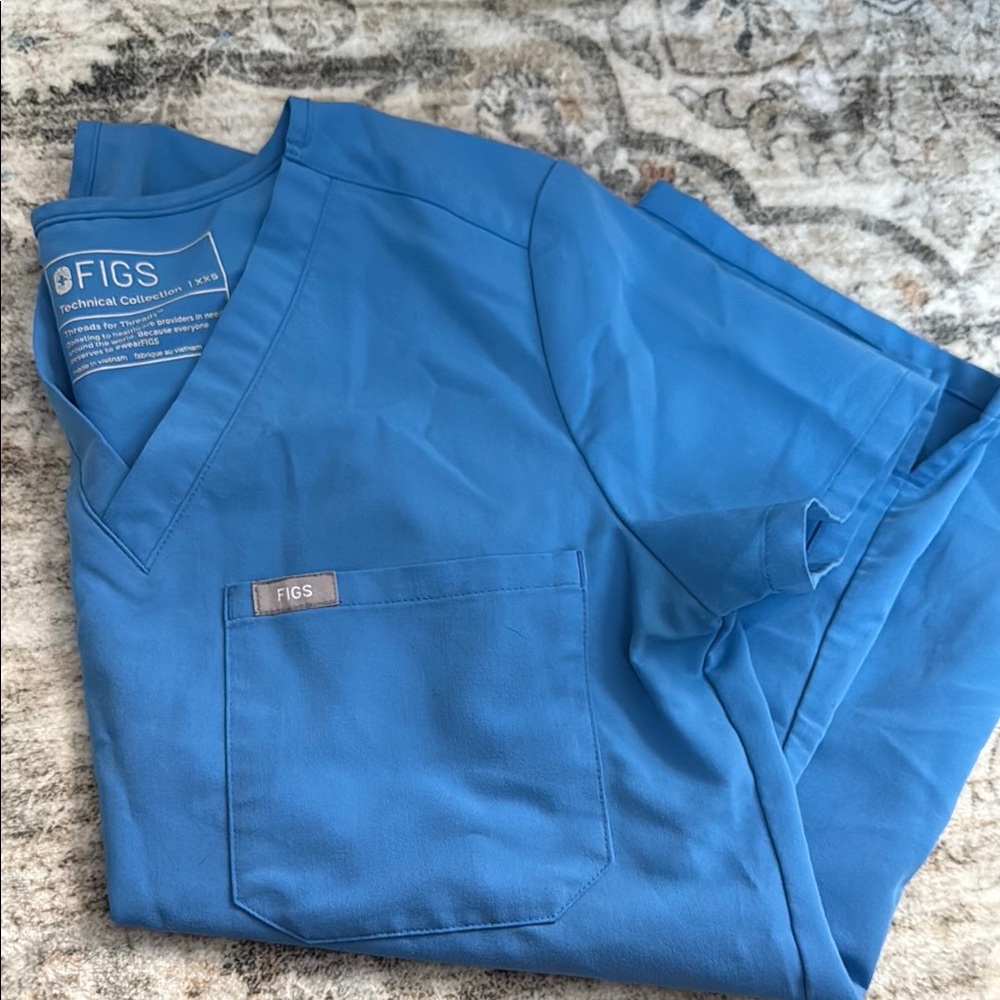 Capri blue figs scrub top xxs